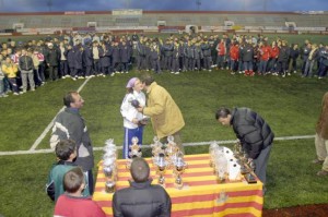 Imagen de archivo de una entrega de trofeos de una de las primeras ediciones de la Ibiza Cup.  MOISÉS COPA 