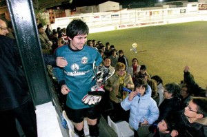 Mingu. El portero, con la Copa Regional lograda por el Ferre este año