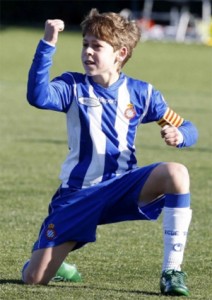 El capitan del Español celebra el triunfo