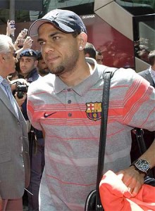 Dani Alves el pasado martes a su llegada a Roma, aunque no pudo disputar la final por estar sancionado. FOTO: REUTERS 