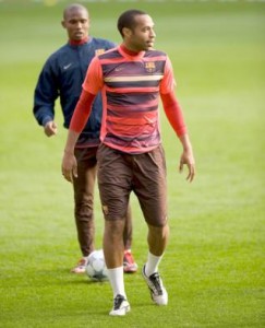 Henry, en el entreno de ayer con el Barcelona, será duda para hoy.  EFE