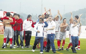 Los jugadores del Eivissa festejaron ayer el ascenso a la Liga Nacional Juvenil.  JUAN A. RIERA