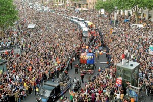 Panorámica de las calles de Barcelona al paso del autobús que llevaba al plantel de Pep Guardiola efe