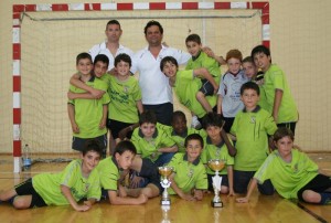 Los Alevines y los Infantiles celebrando el titulo