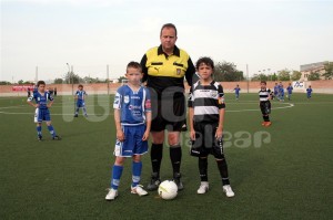 El colegiado Tomeu Munar con los capitanes