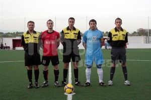 El Colegiado con los asistentes y capitanes del partido