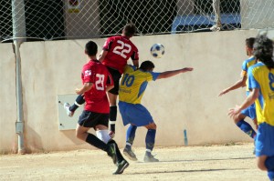 Jugada del partido entre el Independiente y el S'horta