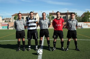 El colegiado del partido con los capitanes y asistentes