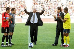 Cuper recibe la insignia del Mallorca de manos de Mateu alemany