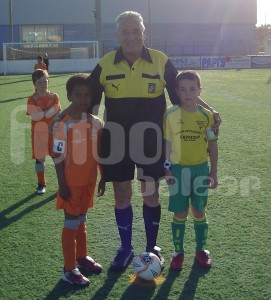 El colegiado del encuentro con los capitanes