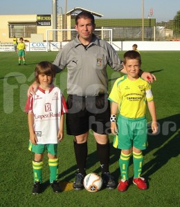 El colegiado Gabriel Canaves con los capitanes