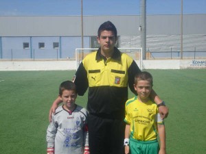 El colegiado con los capitanes