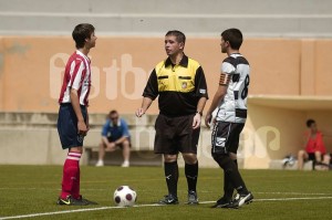 El Colegiado Canaves con los capitanes.