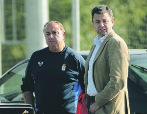 José Manuel Martínez, a la derecha, con Raúl, entrenador del Oviedo. 