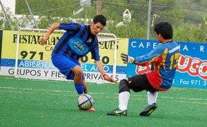 Un jugador del Sant Agustí regatea al portero del Insular. Luis Herrera