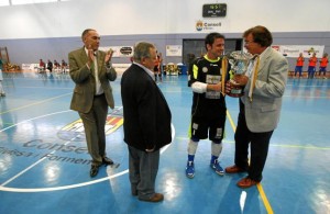 El capitán del Gasifred, Iván Martín, recibió en los prolegómenos del encuentro la Copa que le acredita como campeón de Liga  vicent marí 