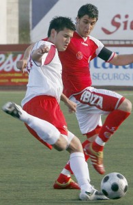 Imagen del encuentro de la primera vuelta que jugaron Eivissa y Sant Carles en Can Misses.  MOISÉS COPA