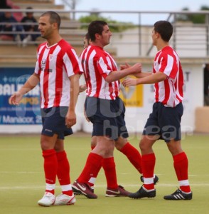 Imagen de la celebración del primer gol de Merino en el Santanyi