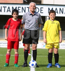 El colegiado Pascual con los capitanes