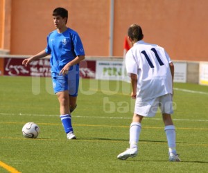 Darío jugando el balón