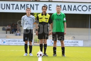 El colegiado con los capitanes