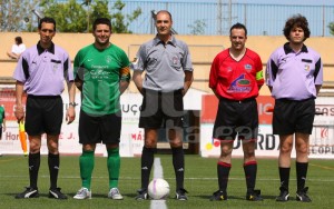 El colegiado con los capitanes y asistentes