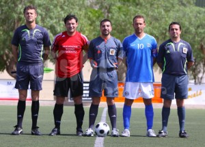 Flaquer Rey con sus asistentes y los capitanes del partido