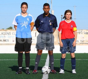 El colegiado del partido con las capitanas.