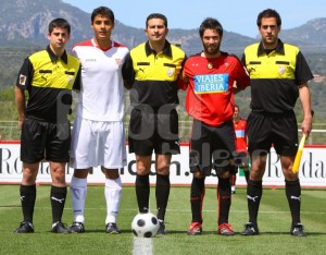 El colegiado del encuentro con sus asistentes y capitanes.