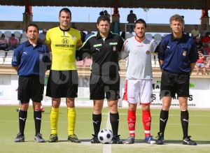 Albiol con los capitanes y asistentes del partido