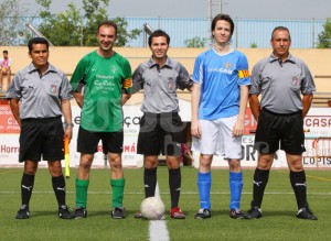 El colegiado con los capitanes y asistentes.