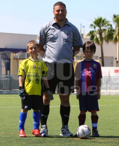 El colegiado con los capitanes del partido