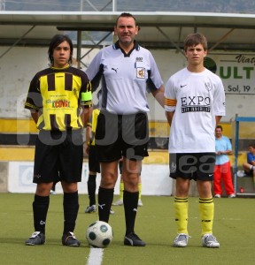 El Colegiado del partido con los capitanes