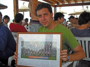 Miguel Ángel con la foto que le regalaron los jugadores