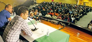 Miquel Àngel Moyà y Xavi Torres responden las preguntas de 350 niños.  Foto: Manu Mielniezuk