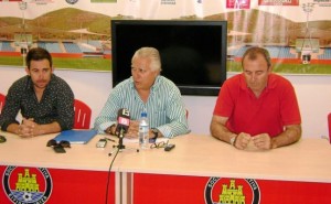 Pedro Ortega, en el centro junto al vicepresidente, Pepe Verdera (i) y el tesorero Óscar Roselló g. l. s