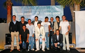 La mayoría de los futbolistas que formaron el equipo que jugó la final de la Recopa, reunidos en un restaurante de Portals.  Foto: B. Ramon