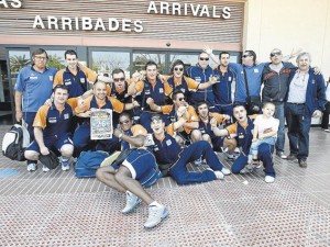 Los jugadores del Gasifred festejaron eufóricos el ascenso a Plata a su llegada ayer al aeropuerto de Eivissa.  VICENT MARÍ