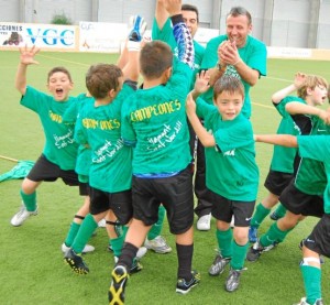 Celebración de los jugadores del Sant Jordi A Luis Herrera