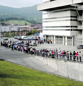 Colas de aficionados en la jornada de ayer en el Carlos Tartiere. pedro pascual / zureda press