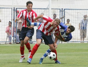 Picó es agarrado por un contrario en el partido