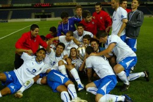 Jóvenes. El Tenerife, con la Copa Heliodoro Rodríguez que se adjudicó esta temporada