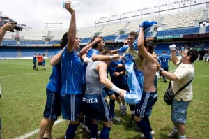 Euforia. Nada más acabar el partido se desató la fiesta sobre un campo de Primera División como el majestuoso Heliodoro Rodríguez