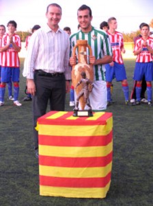 El capitán del Betis posa con el trofeo de ganador del torneo.  D.I.