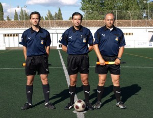 El trio arbitral del partido