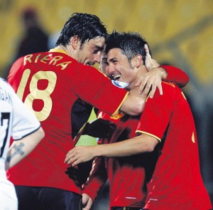 Albert Riera felicita a Villa, autor del quinto gol de España a Nueva Zelanda.  Foto: Efe