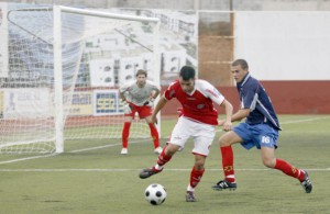 Carlos López protege el balón durante un partido del Ibiza B de la pasada campaña.