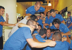 Imagen de las celebraciones del San Rafael por su ascenso a Tercera División en el aeropuerto de Ibiza.  MOISÉS COPA 