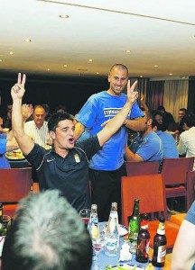 Jorge Rodríguez, en primer término, y Aulestia, detrás, en la cena.  jesús farpón, enviado especial de la nueva españa