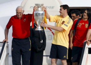 El ex seleccionador español Luis Aragonés y el capitán de la selección, Iker Casillas, muestran la Eurocopa a su llegada al aeropuerto de Barajas, en junio del año pasado.  EFE